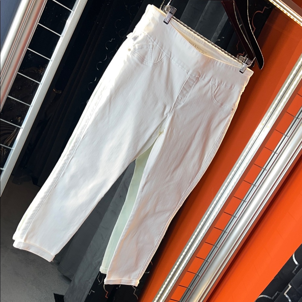 Rock & Republic Forever White Pull-On Ankle Pants 🤍🕊️
